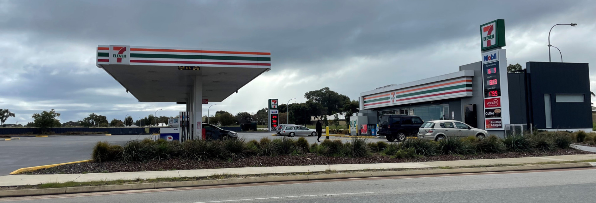 13-lakes-road—greenfields—-petrol-station.jpg